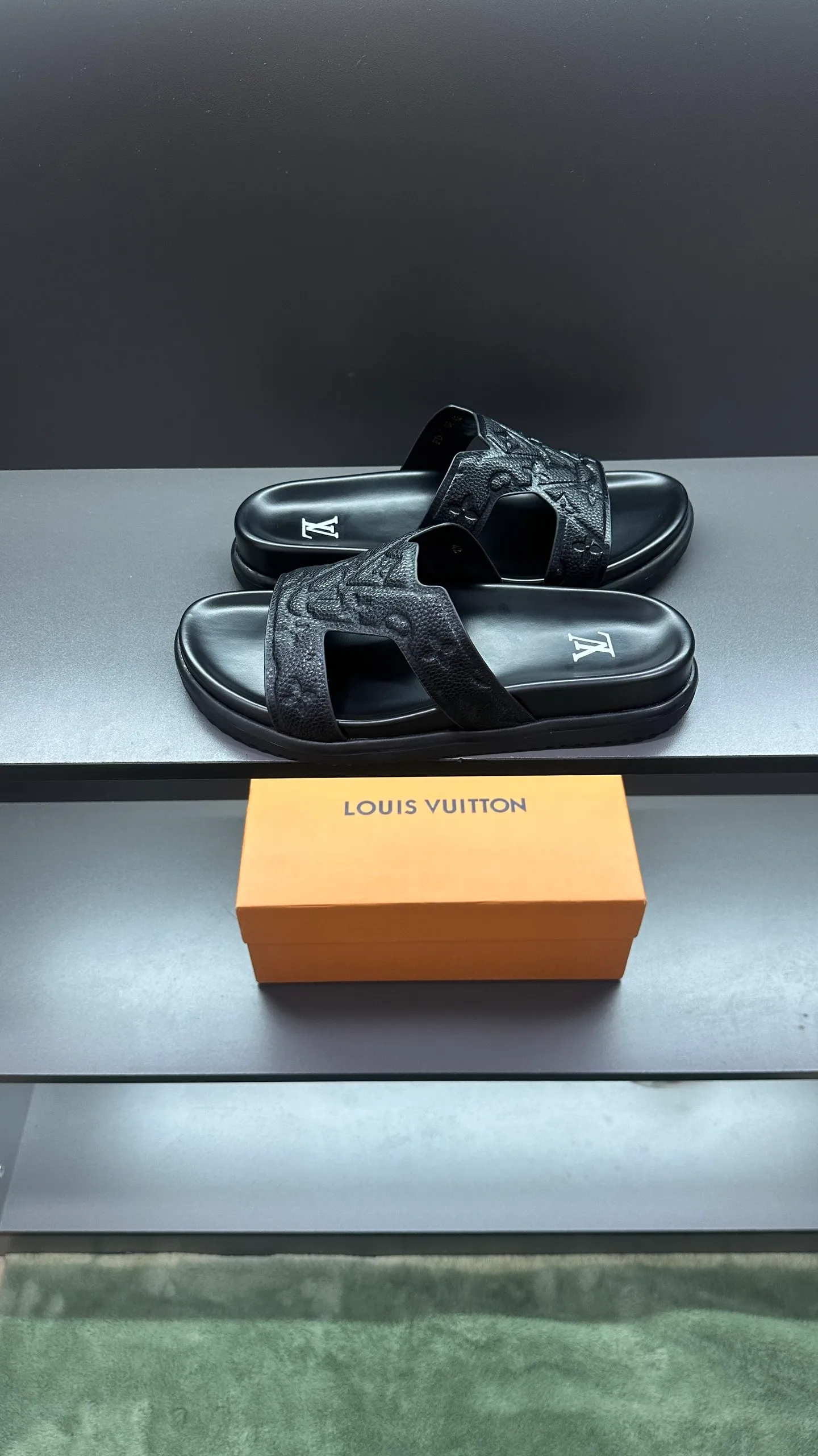 P300 🔍Top purchasing agent LV men's spring and summer slippers counter synchronized. The upper is made of cowhide fabric imported from Italy, with logo graphics and high-quality craftsmanship. The sole is: the original sole provided by the original factory. The exclusive molded sole is super comfortable. The original factory follows the order. 🔍🔍High quality. You can enter and exit the counter at will. Welcome to compare. Size 38-45